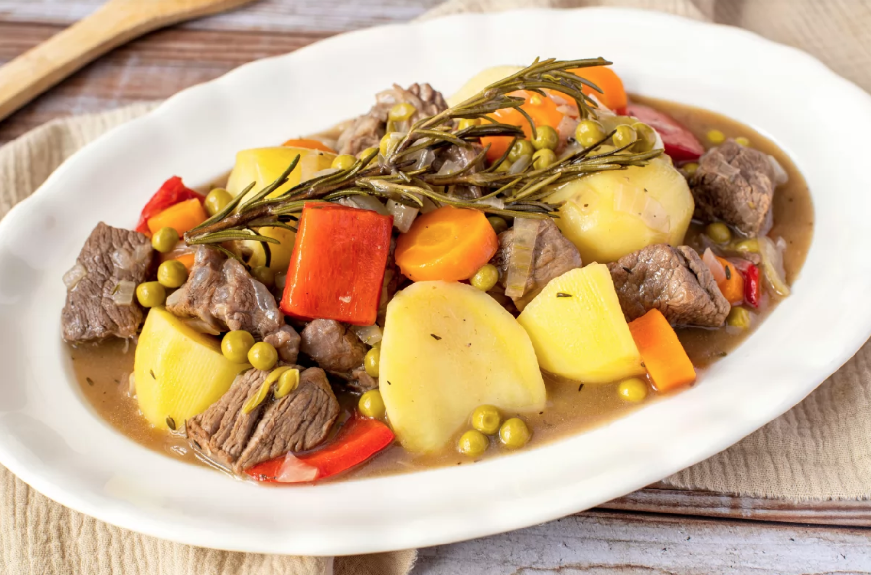 Ensalada de pimientos asados atún y huevo con ternera guisada con patatas